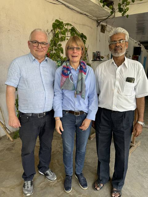 Walter Wiese und Uta Sommer zu Besuch in Paratwada