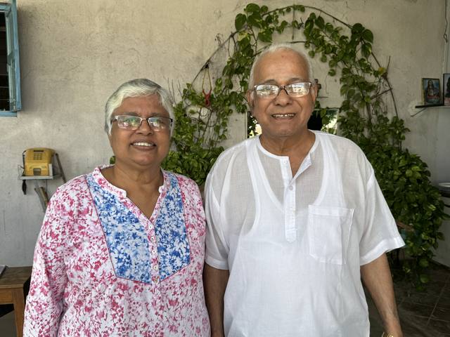 Cirila Azarvedo und Pfarrer John Maliekal